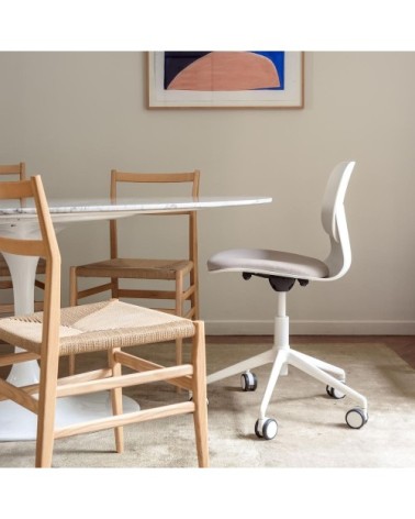 Chaise de bureau blanche pivotante sur roulettes