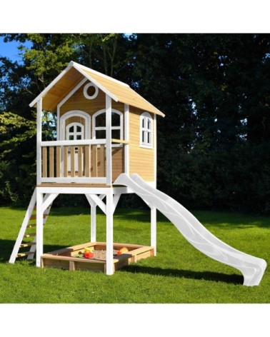 Cabane bois sur pilotis avec toboggan blanc