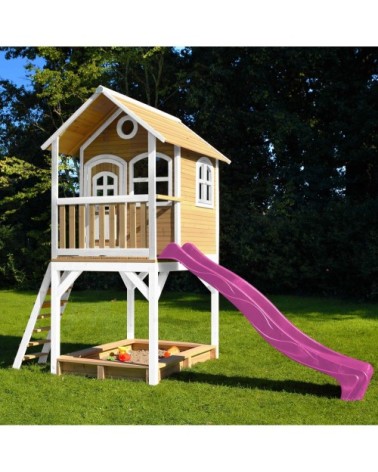 Cabane bois sur pilotis avec toboggan violet